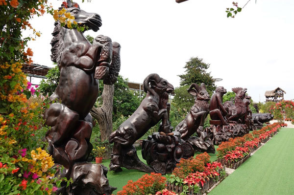 Статуи 12 зодиакальных животных, сделанные из дрейфующего дерева, впечатляют всех посетителей экотуристического сайта My Luong. Фото: Phan Van Khanh