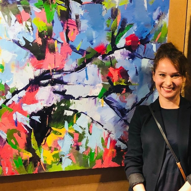 Марта Кисиличик и ее картина на выставке VeniceLands ArtPrize в Италии в 2019 году. Фото: Марта Кисиличик
