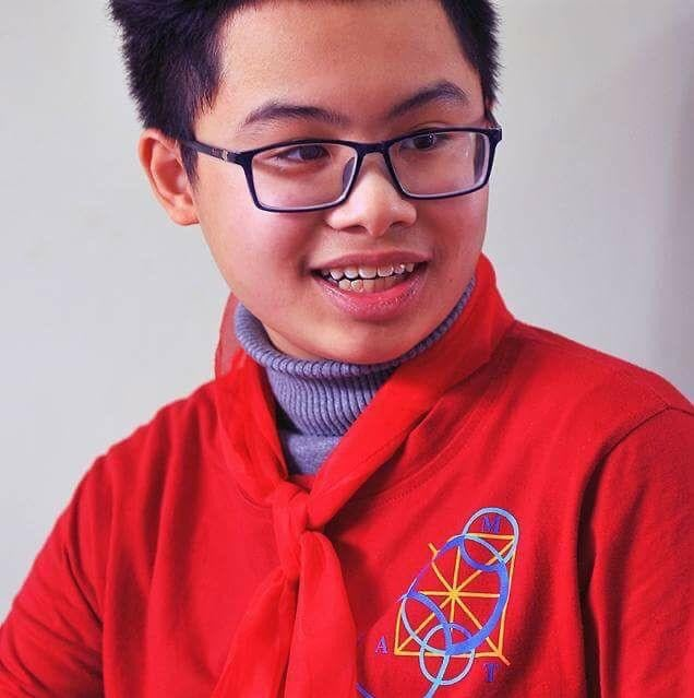 Динь Ву Тунг Лам в 8-м классе, после того, как получил высокую оценку на Австралийской промежуточной математической олимпиаде. Фото: Vũ Hải Yến