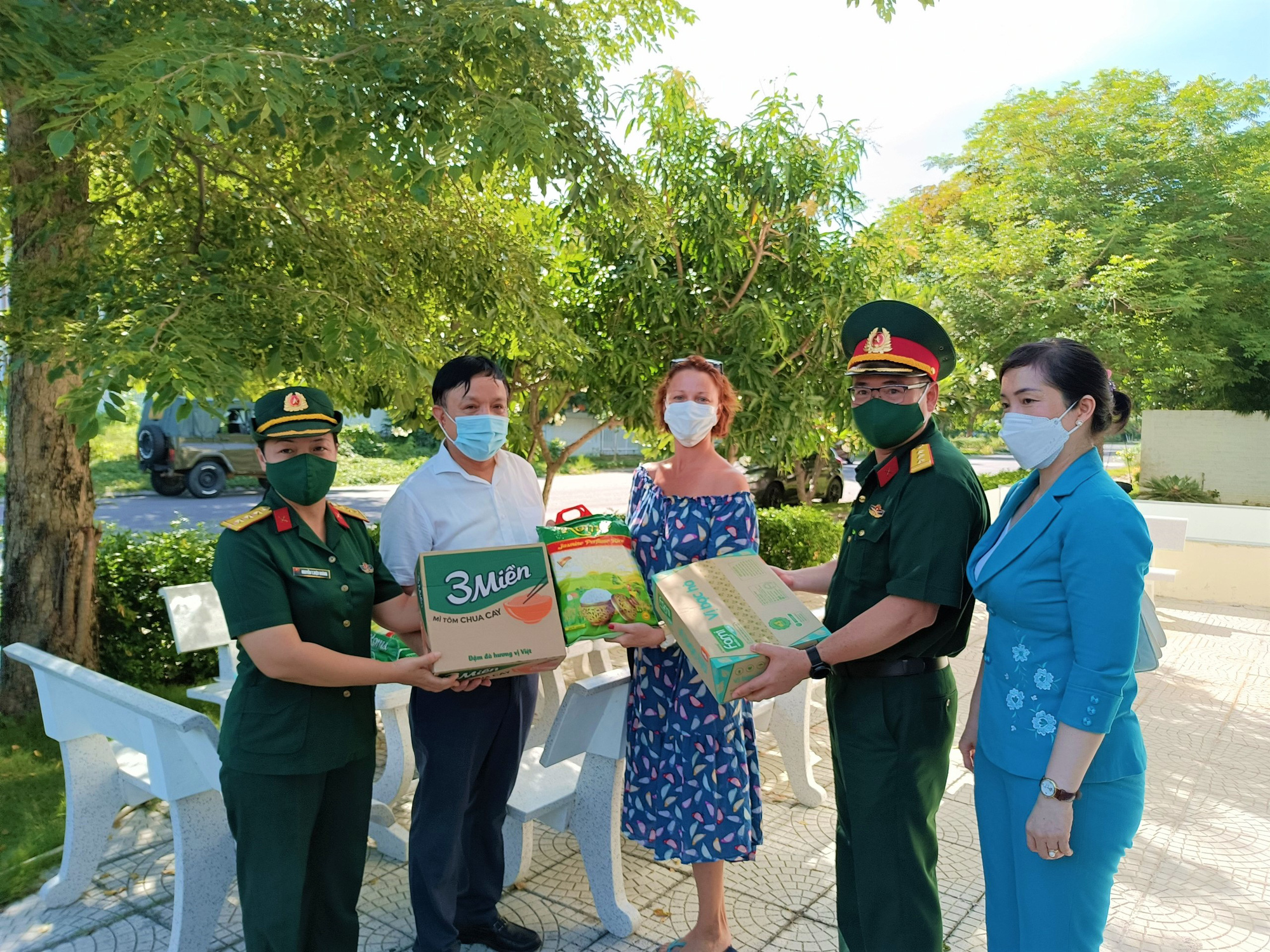 Офицеры военного командования и Союза молодежи провинции Кханьхоа передают продукты питания жителю России в городе Нячанг, Вьетнам, 31 июля 2021 года. Фото: Minh Chien / Tuoi Tre
