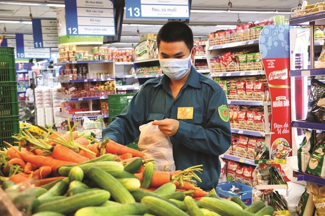 Солдат выбирает продукты в супермаркете в городе Хошимине. Фото: VNA/VNS