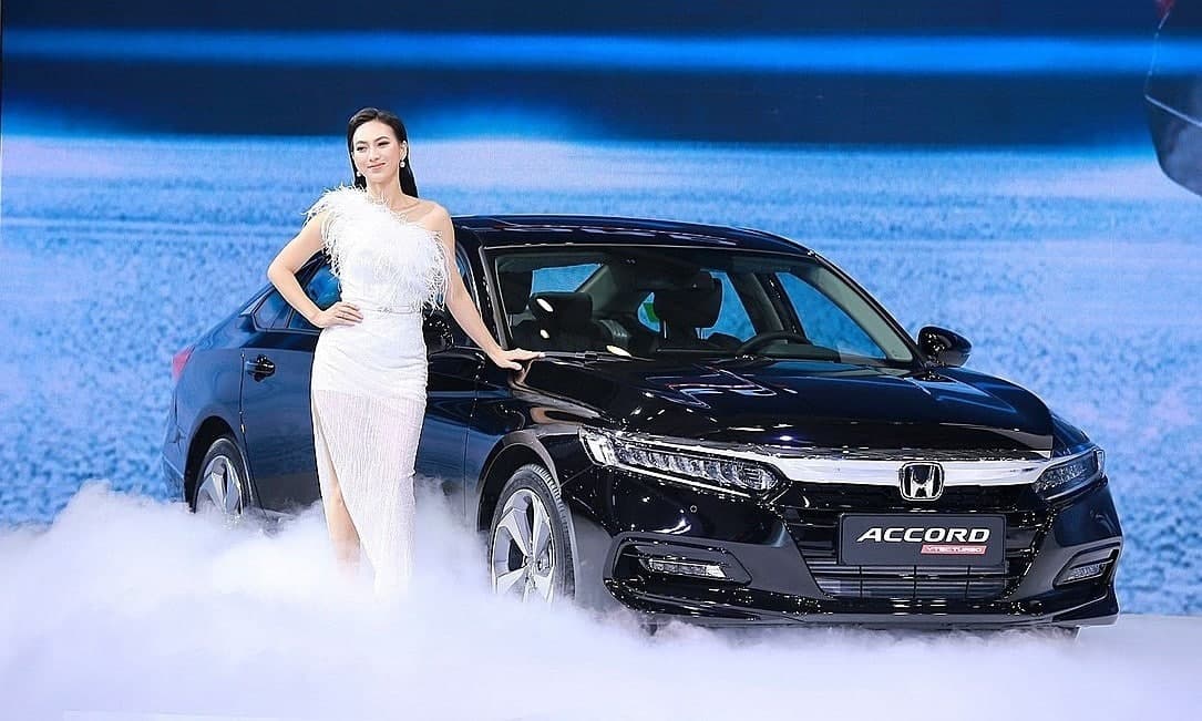 Модель стоит рядом с автомобилем Honda Accord на автосалоне во Вьетнаме 2019. Фото: VMS