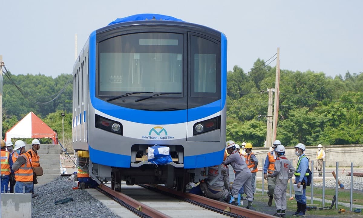 Поезд метро №1 линии г.Хошимина устанавливается на рельсы в городе Тху Дык, июнь 2021 года. Фото: VnExpress/Gia Minh