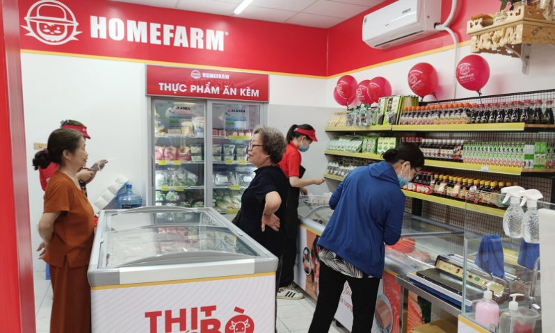 Люди делают покупки в магазине Homefarm в Ханое. Фото: Homefarm