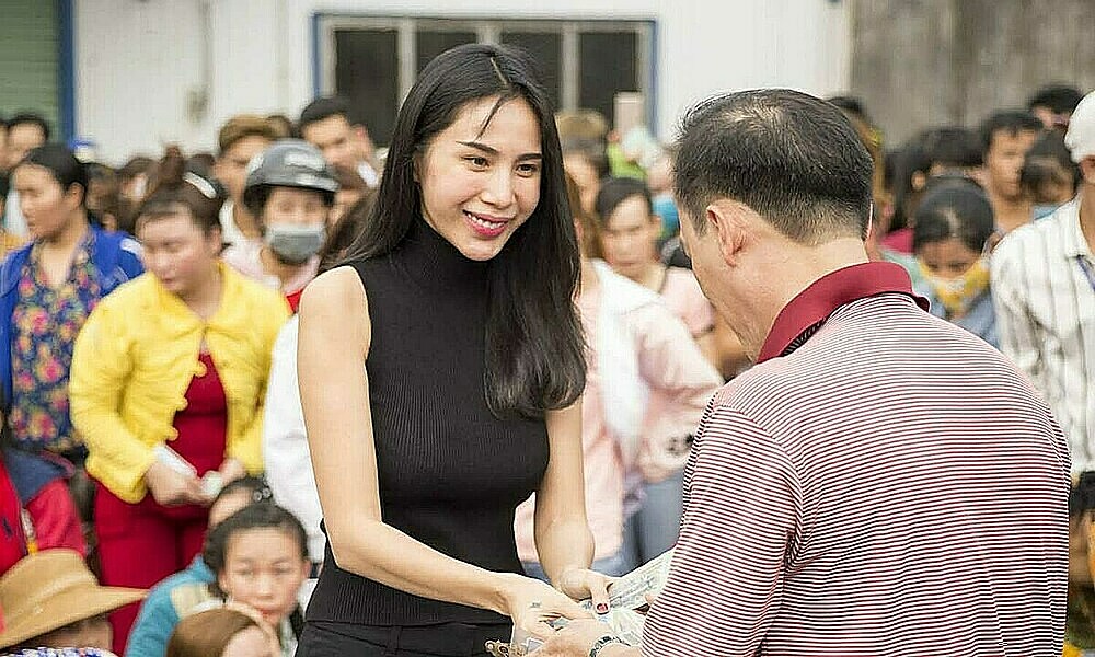 Эстрадная певица Тхуи Тиен передает деньги жертве наводнения в центральном регионе в 2020 году. Фото: Thuy Tien