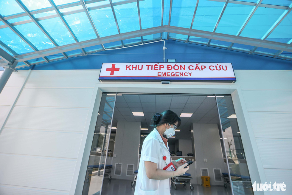 Врач проходит мимо отделения неотложной помощи в недавно построенном полевом госпитале COVID-19 в районе Хоангмай, Ханой, 31 августа 2021 года. Фото: Nguyen Khanh / Tuoi Tre
