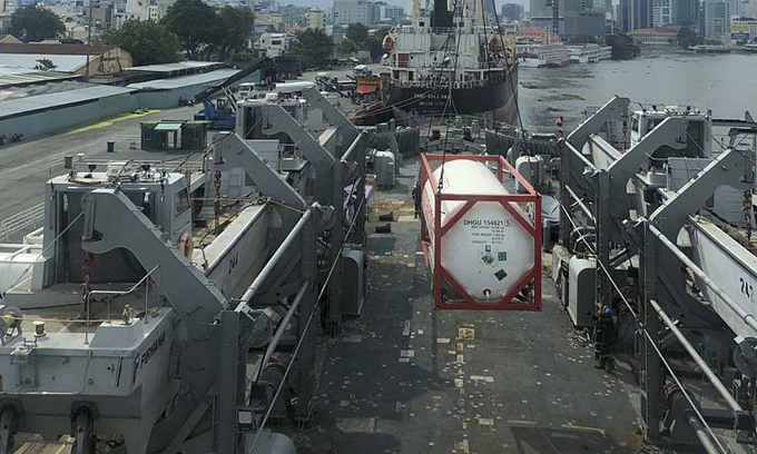 Цистерна с жидким кислородом перевозится с судна INS Airavat в порт в Хошимине 30 августа 2021 года. Фото: VnExpress