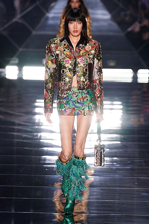 Фыонг Оань идет по подиуму Dolce & Gabbana в Милане, 25 сентябрь. Фото: Phuong Oanh