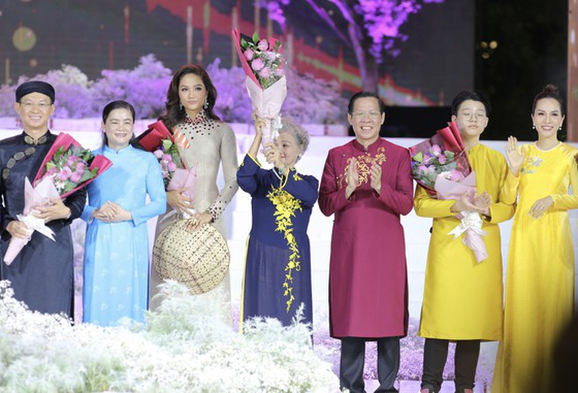 Председатель Народного комитета Хошимина Фан Ван Май (3-й, справа) преподносит цветы послам фестиваля Ао Зай Хошимина.