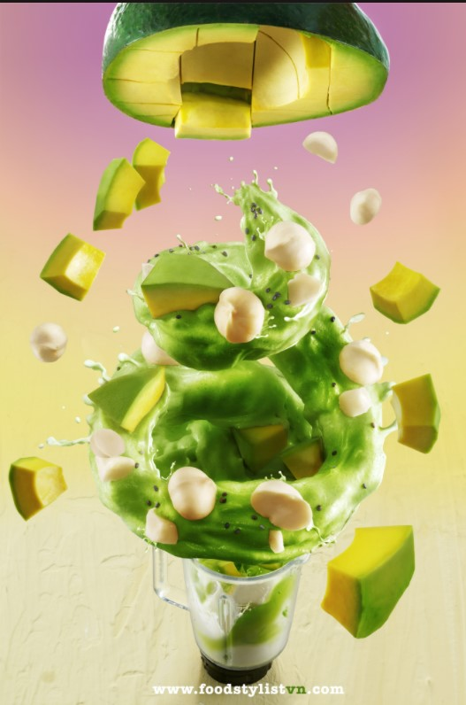 Смузи из авокадо стилизовано на этой фотографии, взятой с сайта фуд-стилиста Буй Ли Тянь Нгуена с его разрешения.