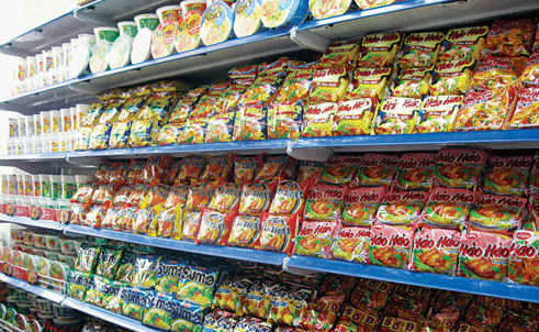 Лапша быстрого приготовления на полках супермаркетов. Фото: vietnamnet.vn