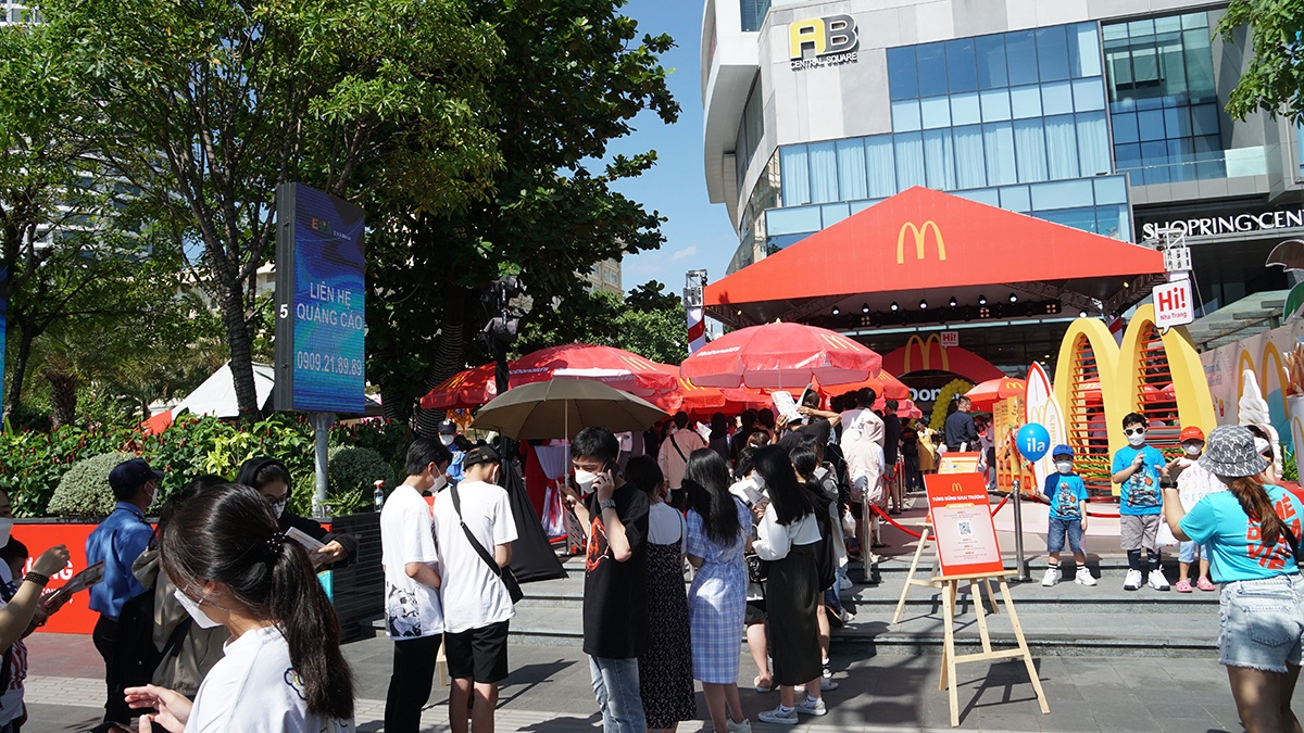 McDonald's AB Central Square расположен на первом этаже башни AB, 44 Tran Phu.