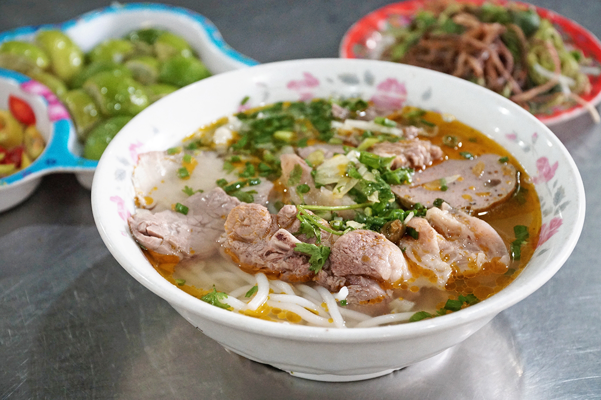 Тарелка супа с говяжьей лапшой в стиле Хюэ подается в ларьке в Хюэ. Фото VnExpress/Ngoc Tran
