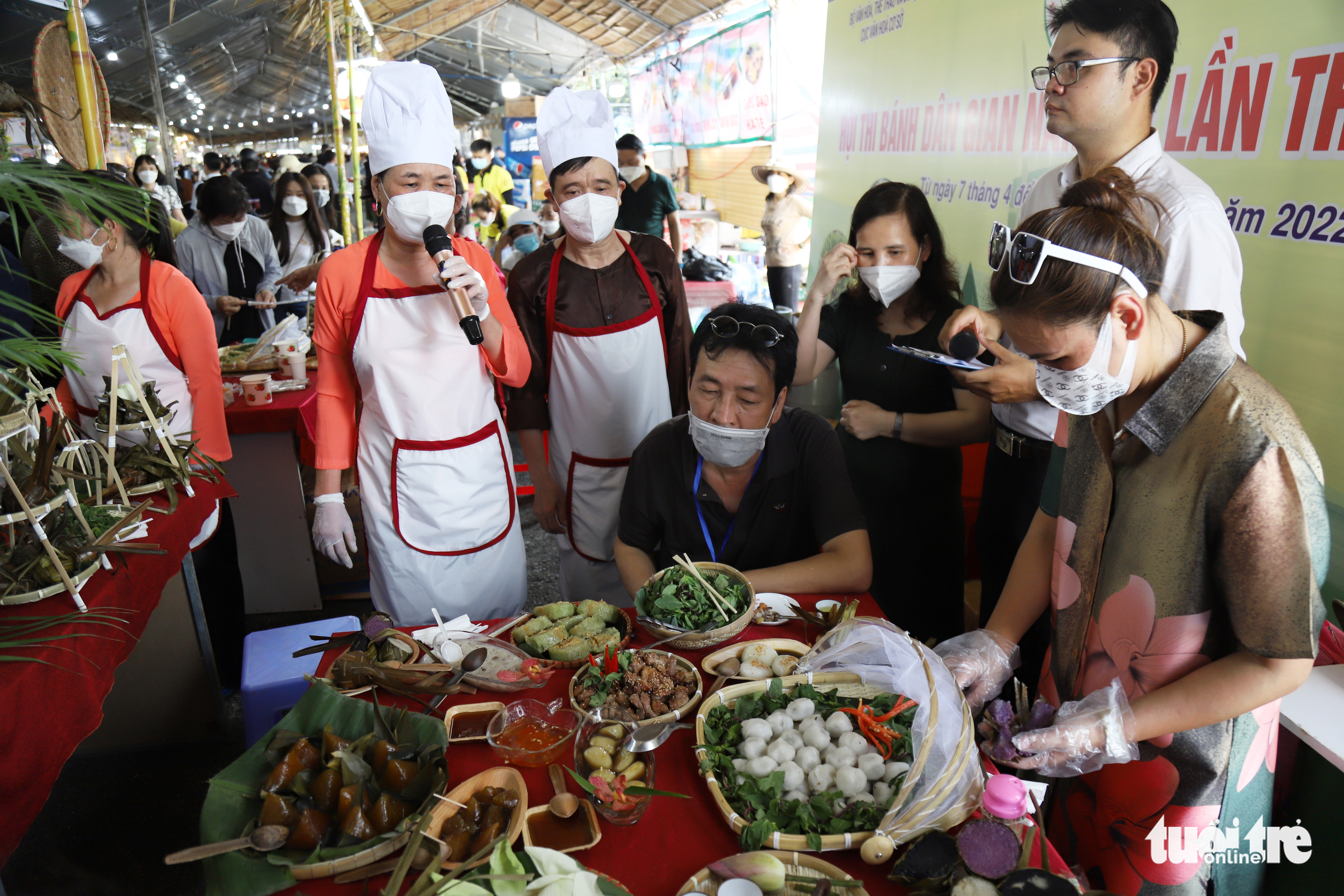 Ремесленники и пекари участвуют в конкурсе по приготовлению традиционных закусок на фестивале традиционных южных закусок в городе Кантхо, Вьетнам, 7 апреля 2022 года. Фото: Чи Куок / Туой Тре