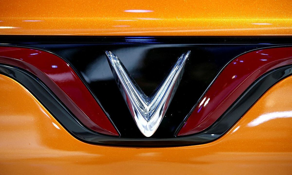 Логотип VinFast отображается на электромобиле VF5 во время выставки CES 2022 в конференц-центре Лас-Вегаса в Лас-Вегасе, штат Невада, США, 5 января 2022 года. Фото Reuters/Steve Marcus.