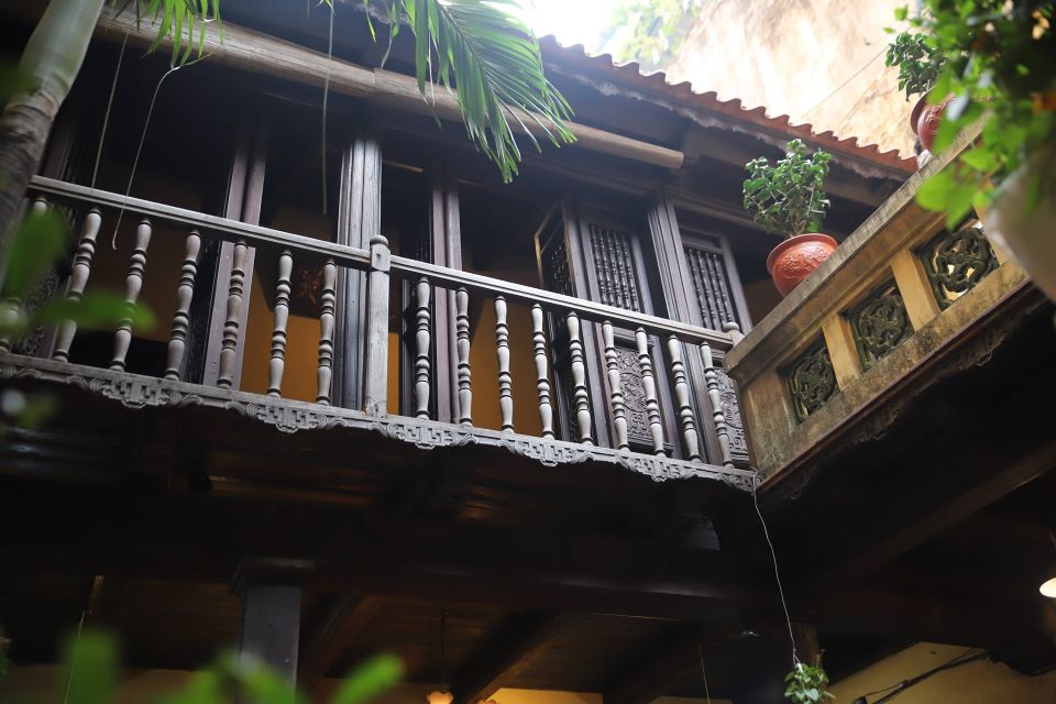 С деревянного балкона дома открывается вид на пустоту. Фото: Ву Тай