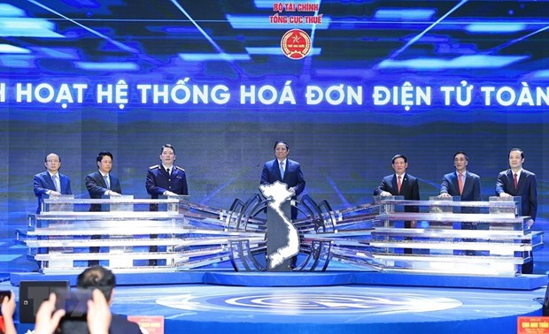 Премьер-министр Фам Минь Чин (в центре) на мероприятии, посвященном запуску программы электронных счетов в стране. Фото: VNA/VNS