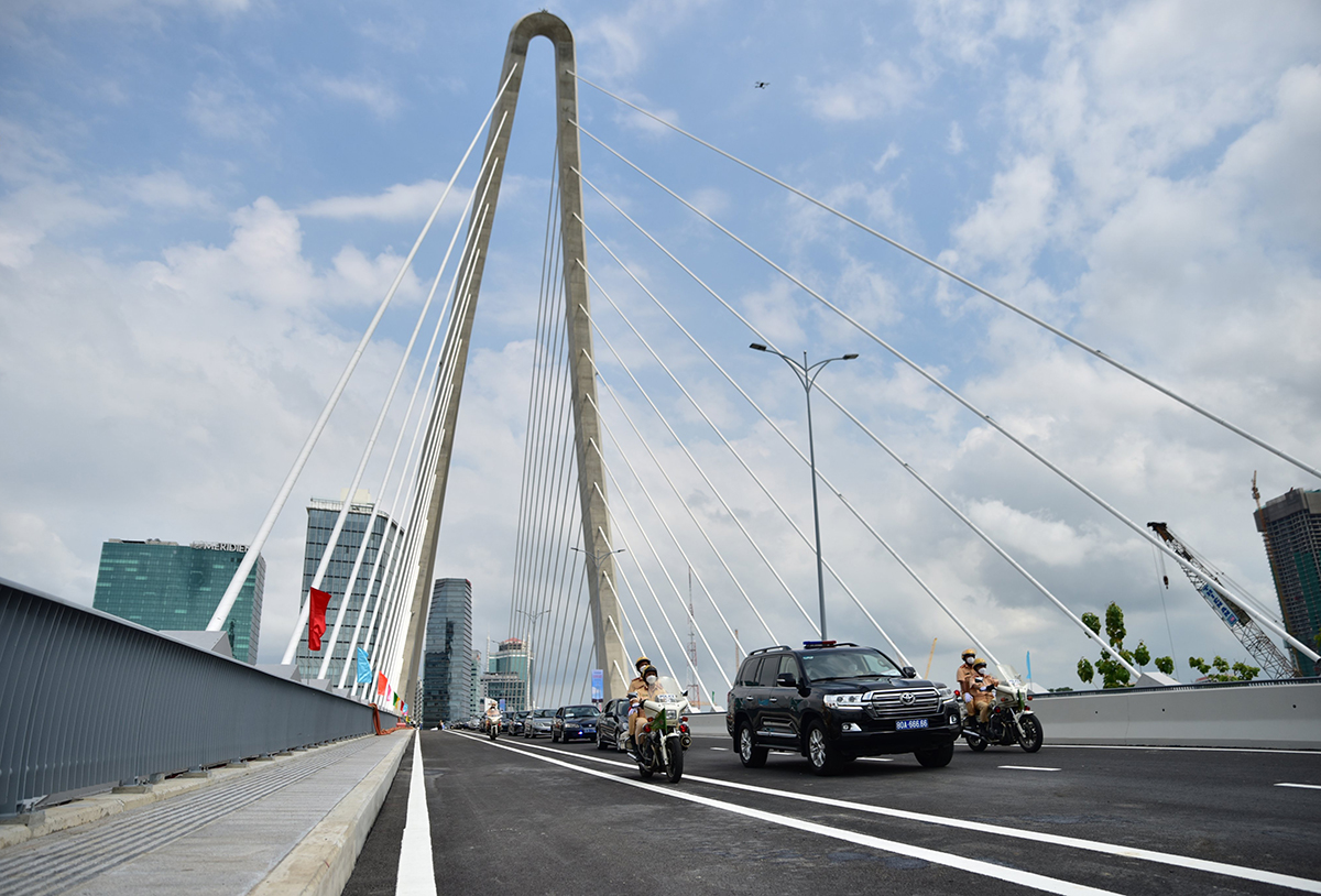 Дорожная полиция сопровождает официальные автомобили для пересечения моста Thu Thiem 2 во время церемонии открытия, 28 апреля 2022 года. Фото: VnExpress/Quynh Tran