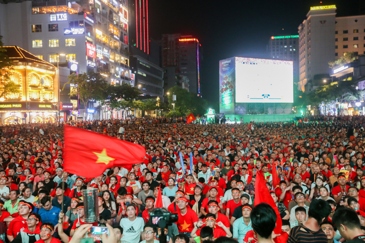 Толпы людей собираются, чтобы посмотреть футбол на пешеходной улице Нгуен Хюэ в 2018 году. Фото: VnExpress/Quynh Tran
