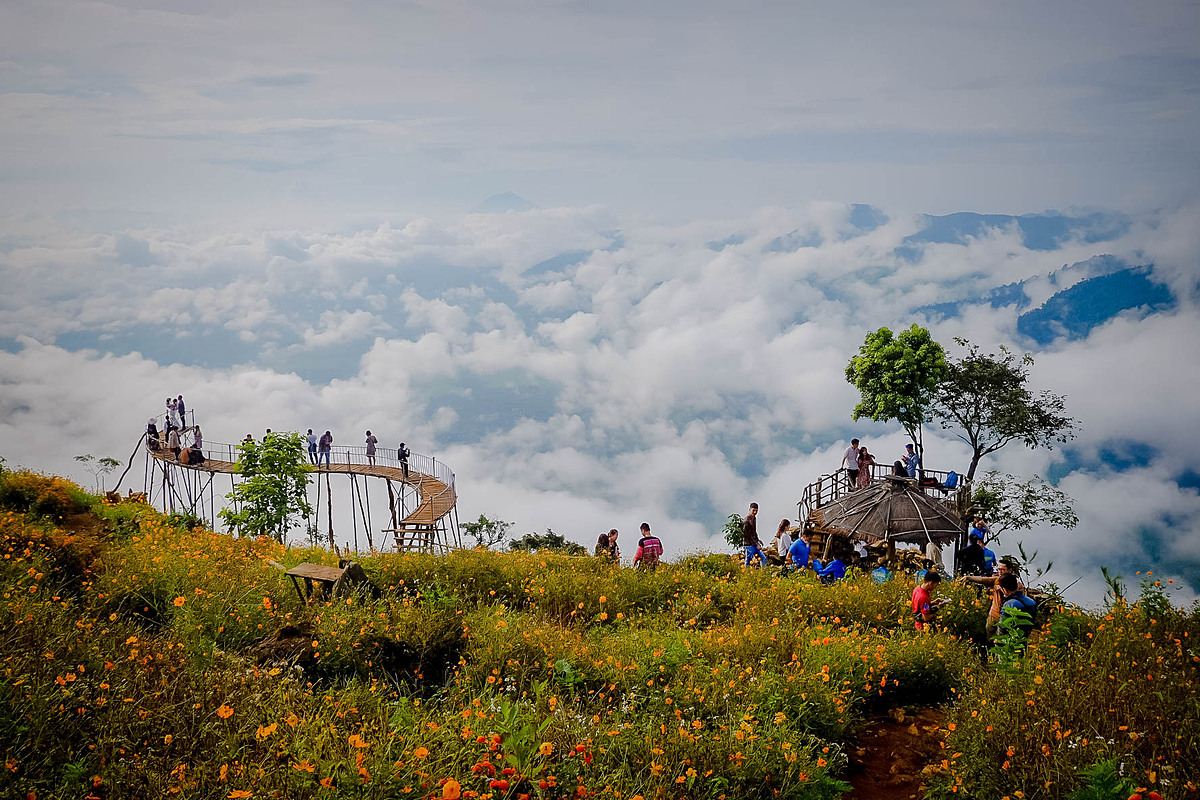 Туристы собираются на деревянном мосту — идеальном месте для охоты за облаками в Hang Kia-Pa Co в Май Чау. Фото Мин Дык