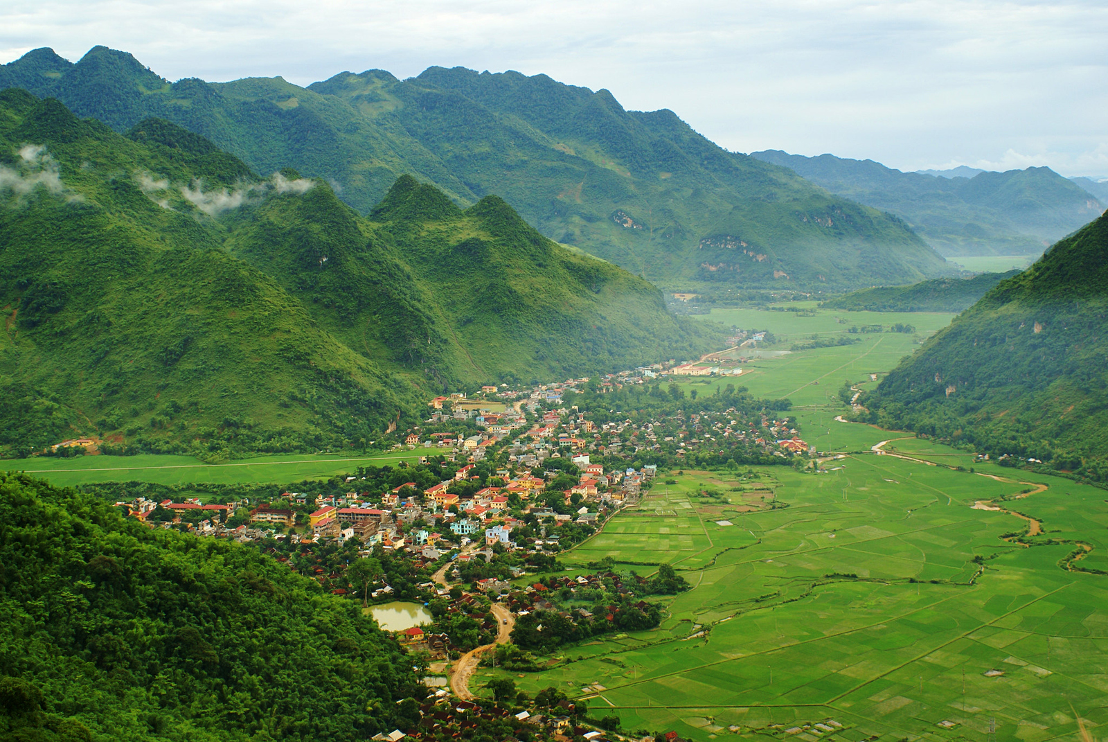 Долина Май Чау окружена зелеными горами, рисовыми полями и небольшими деревнями. Фото: Shutterstock/Джимми Тран