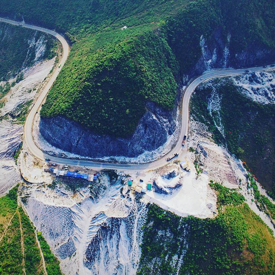 Перевал Тхунг Хе в Май Чау виден сверху. Фото: Shutterstock/Энди Тран