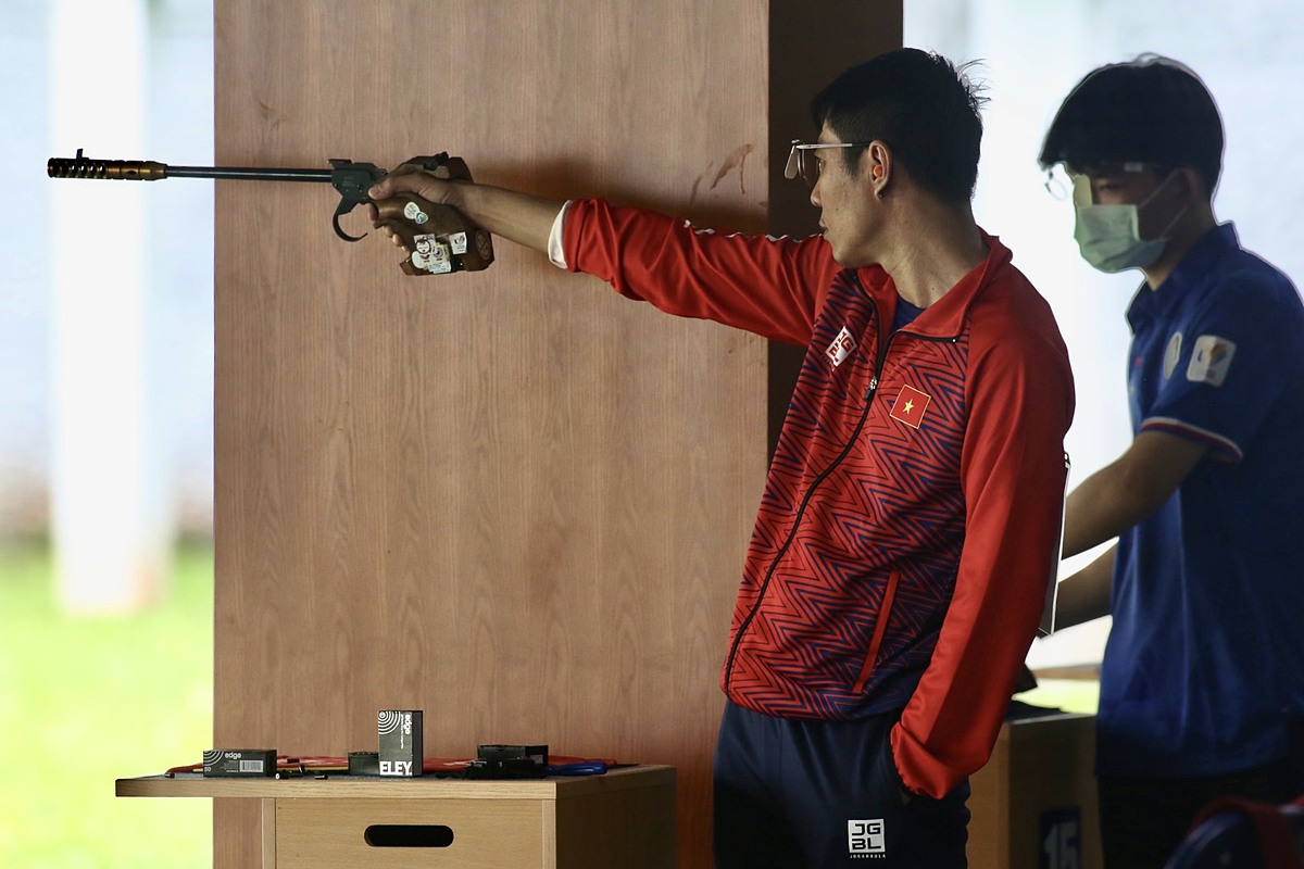 Стрелок Чан Куок Кыонг участвует в соревнованиях по стрельбе из пистолета с 50 метров на Играх ЮВА 31, 17 мая 2022 года. Фото: Дык Донг