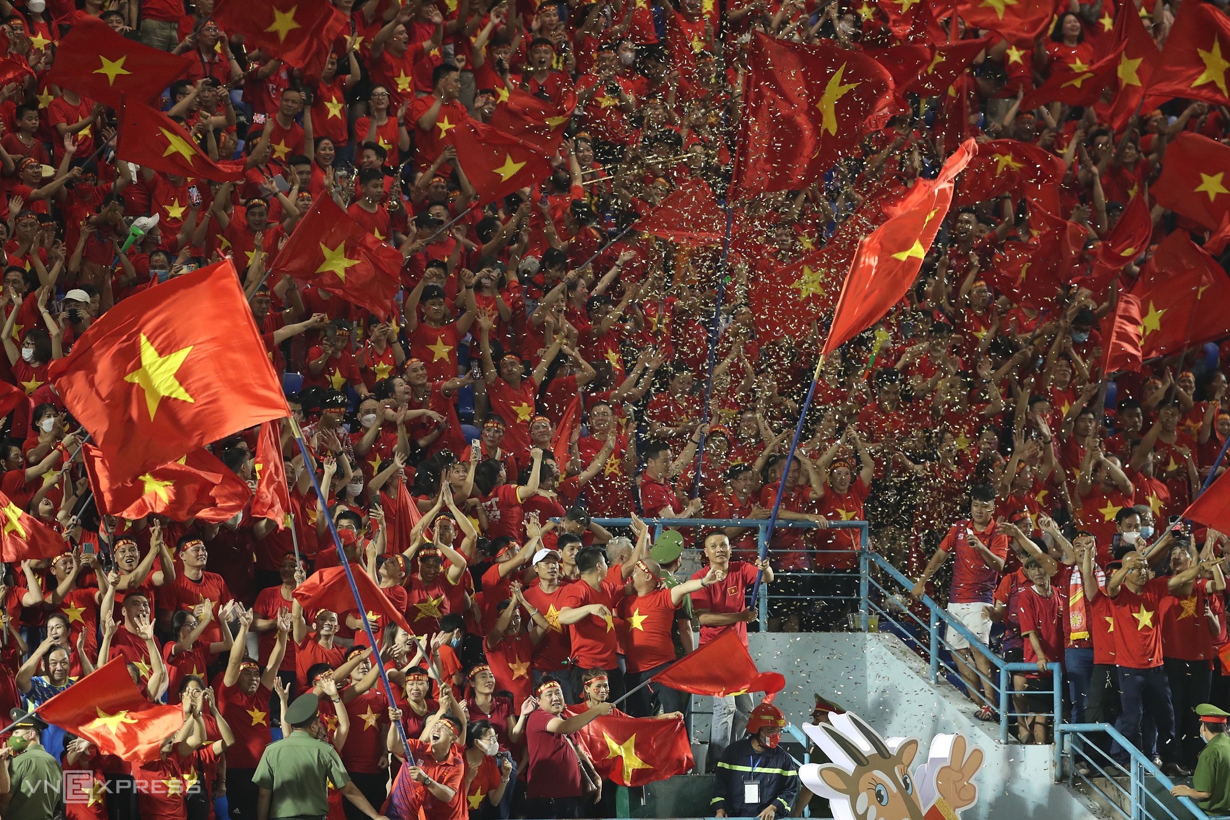 Поклонники на стадионе Кам фа, как обычно, восторженно поддержали свою команду на протяжении всего матча. Фото: Дык Донг