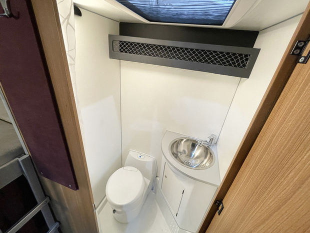 В этом мобильном доме есть небольшая ванная комната с туалетом и умывальником. Как и во многих других домах на колесах, в Caretta Uncle есть душ, который ведет на улицу.