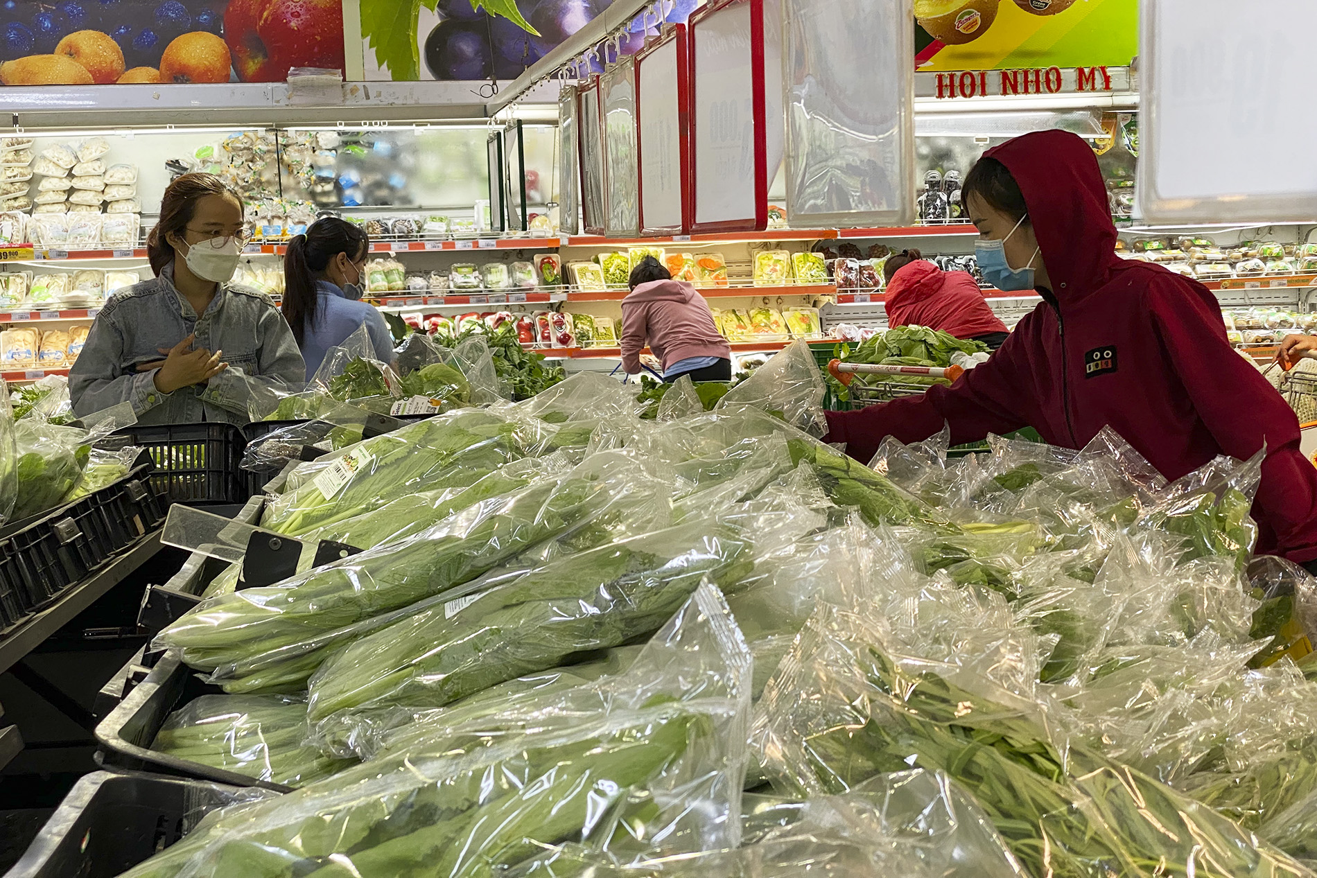 Овощи, завернутые в полиэтиленовые пакеты, выставлены на продажу в супермаркете в Хошимине, июль 2021 года. Фото VnExpress/Тат Дат
