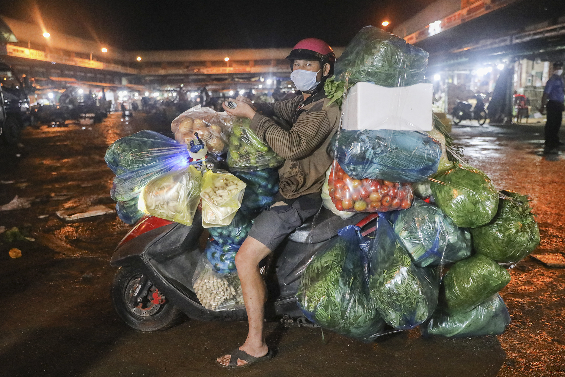 Продавец овощей собирается покинуть оптовый рынок Хок Мон в районе Хок Моне, Хошимин, июнь 2021 года. Фото VnExpress