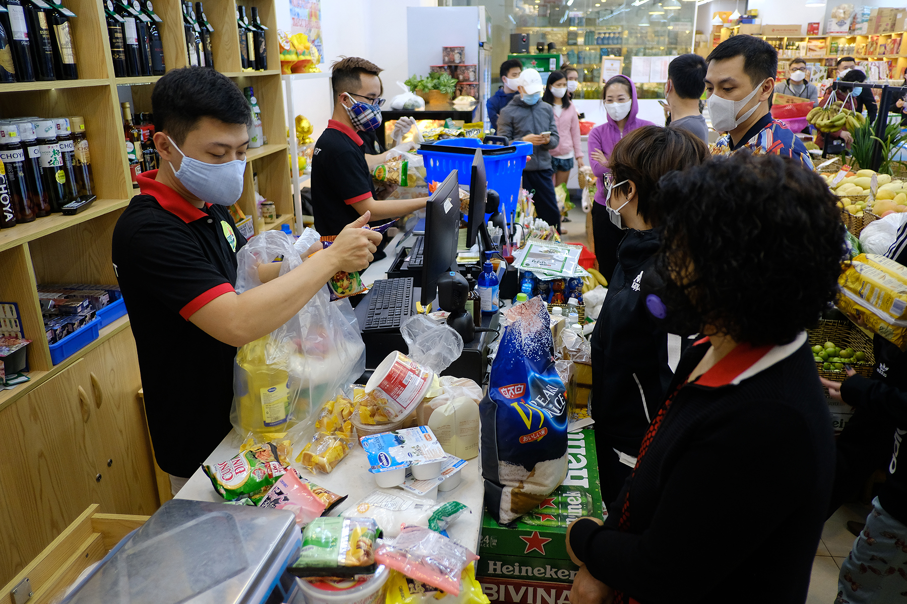 Кассир упаковывает товары в одноразовый пластиковый пакет в магазине в районе Хай Ба Чынг в Ханое, март 2020 года. Фото VnExpress/Giang Huy