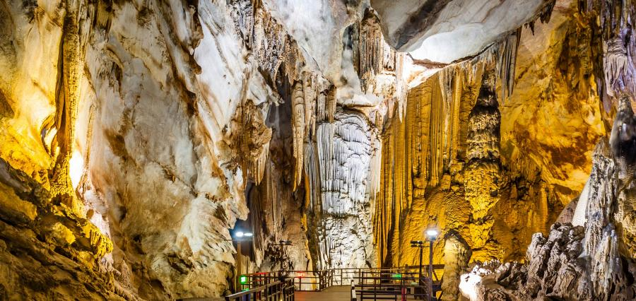Пещера Фонг-Ня - Ке Банг в Ниньбинь 