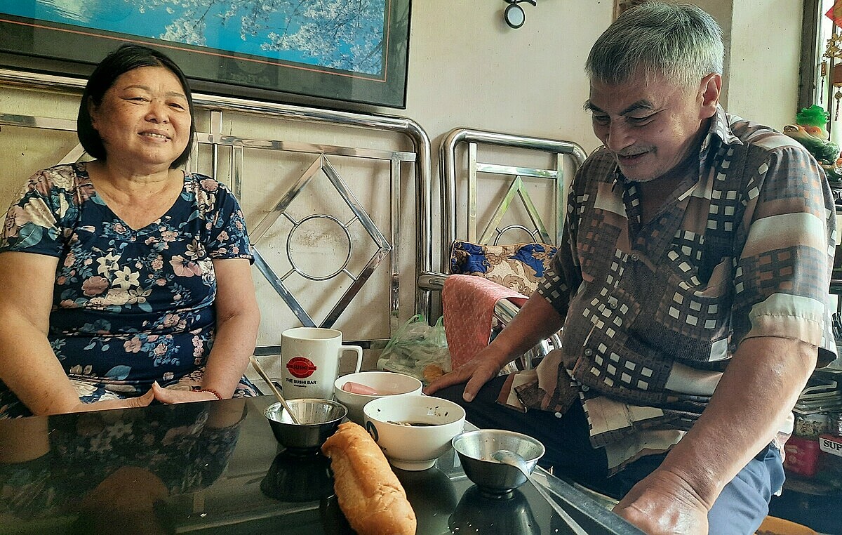 Нгуен Тхи Лан и ее муж Чан Минь Чау в своем доме в районе Танфу в Хошимине, июнь 2022 года. Фото VnExpress/Ан Фыонг