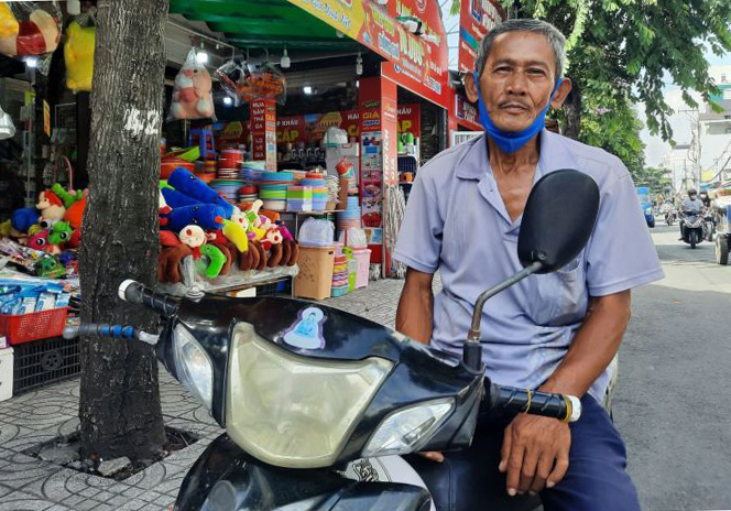 Нгуен Ван Фай работает водителем мотоциклетного такси в Хошимине, июнь 2022 года. Фото VnExpress/Ан Фыонг