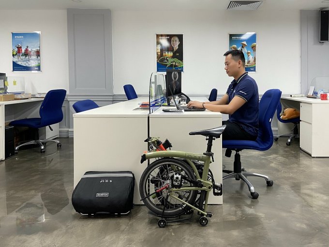 Нгуен Хюй Фонг со своим компактным складным велосипедом в своей компании 20 июня 2022 года. 