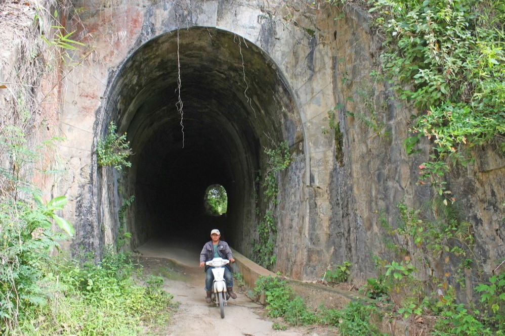 Участок железной дороги Тхап Чам - Далат, который проходит через туннель недалеко от Далата. Рельсы исчезли, но туннель остался. Фото VnExpress