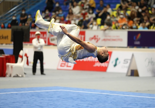 Мастер боевых искусств ушу Фам Куак Хань делает воздушный акробатический ход во время своего мужского соревнования наньцюань на SEA Games 31 в мае. Фото: VNA/VNS