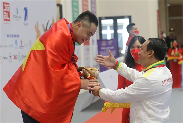 Мастер боевых искусств ушу Фам Куок Хань получает золото в мужском соревновании нандао на SEA Games 31 в мае. Фото: VNA/VNS