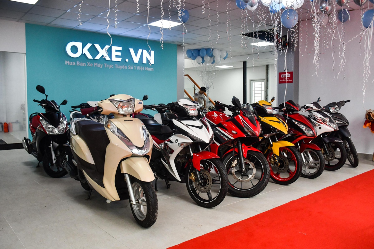 Подержанные модели мотоциклов выставлены на платформе. Фото OKXE