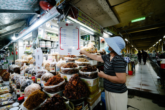 Магазин с QR-кодом для оплаты на традиционном рынке в Дананге в конце 2021 года. Фото: Viettel