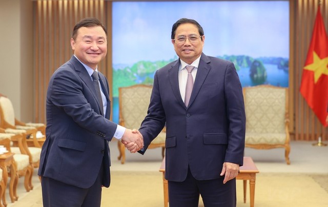 Премьер-министр Фам Минь Чин (справа) встречается с Ро Тэ Муном, президентом Samsung Electronics, в Ханое 5 августа 2022 года. Фото: правительственный портал.