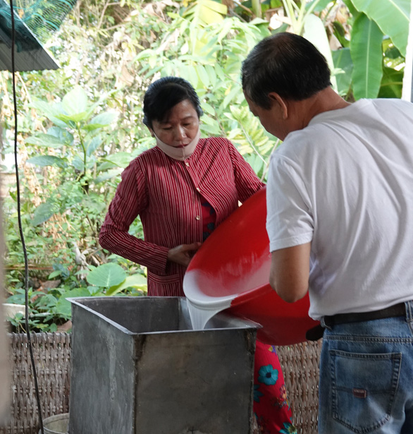 Шлифовка замоченного риса и смешивание порошка с водой - важные этапы в производстве мягкого и жевательного 