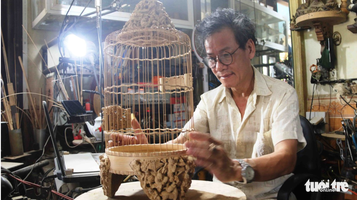 Ремесленник Доан Мин Кан сидит с бамбуковой птичьей клеткой из восемнадцати архатов в провинции Тхыа Тьен-Хюэ, Вьетнам. Фото: N. Linh / Tuoi Tre