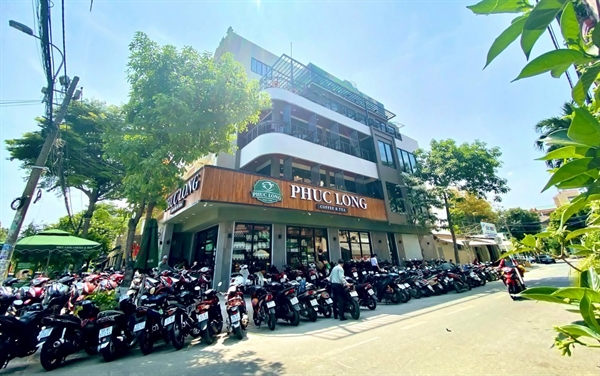 Магазин Phuc Long в полдень занят клиентами. Фото: Masan