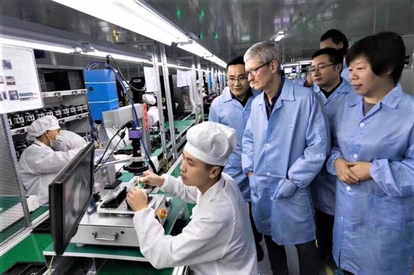 Генеральный директор Apple Тим Кук (в очках, на переднем плане) посещает производственную линию Luxshare. Фото: Luxshare.