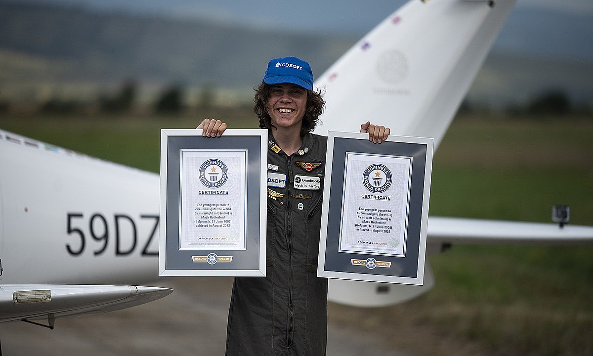Мак Резерфорд держит сертификат рекорда Гиннесса как самый молодой пилот, совершивший одиночный кругосветный перелет, после приземления в аэропорту София Вест, Болгария, 24 августа 2022 года. Фото: AFP