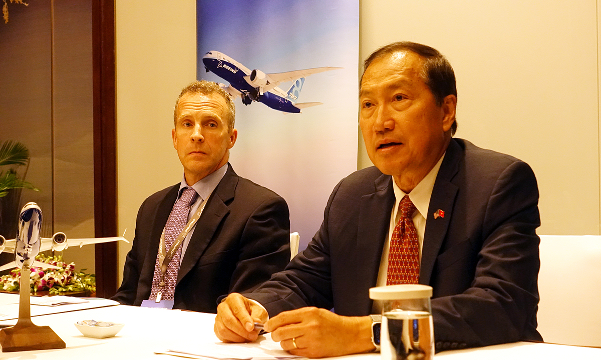 Майкл Нгуен (справа), генеральный директор Boeing Vietnam, и Крауг Аблер, глава азиатской группы поставок Boeing, на Форуме аэрокосмической промышленности Boeing в Ханое, 25 августа 2022 г. Фото VnExpress/Anh Tu