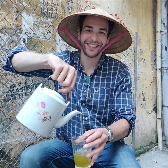 Уилл пробует вьетнамский зеленый чай. 