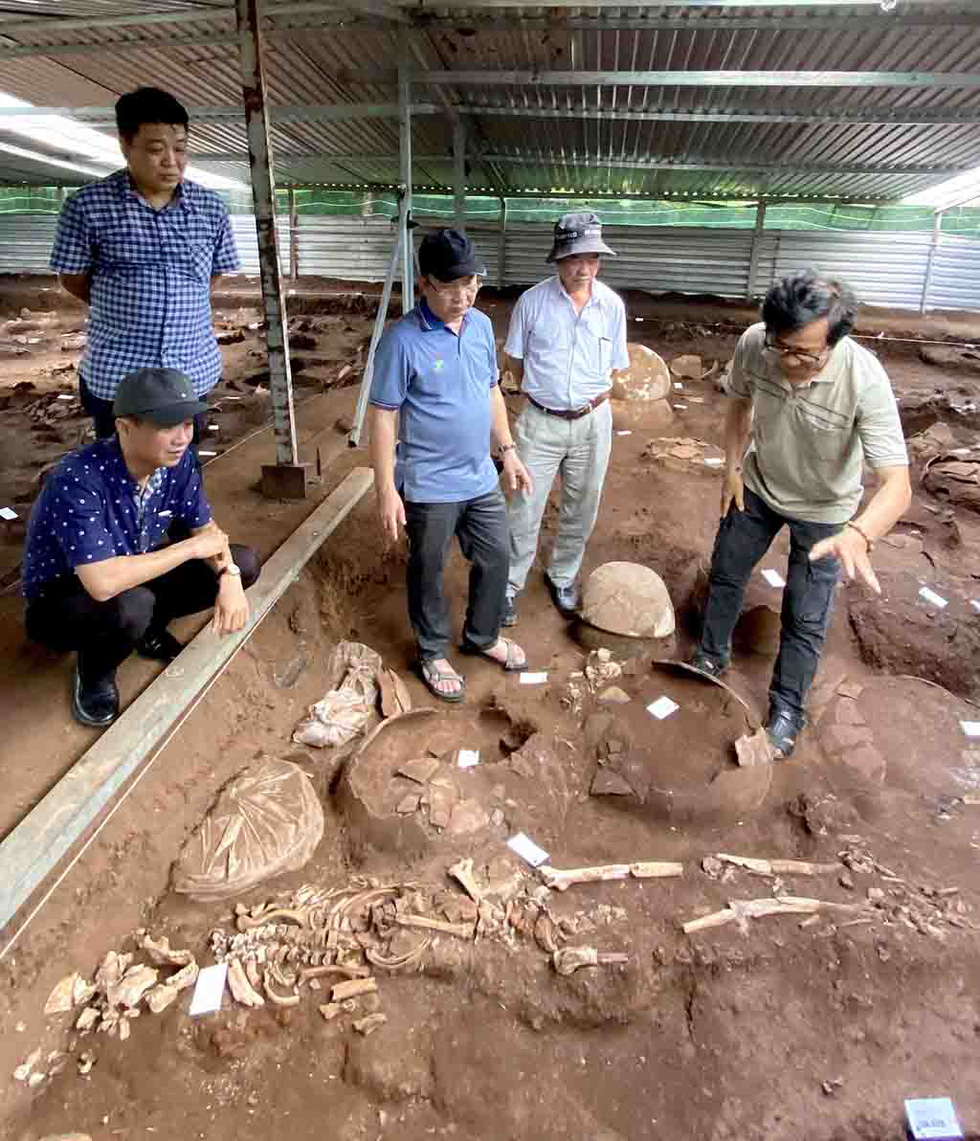 Данг Ван Тханг (справа) знакомит с останками древнего человека в районе Кан Джо с Чан Тхе Тхуаном (3-й справа), директором Департамента культуры и спорта Хошимина. Фото: L.Dien / Tuoi Tre